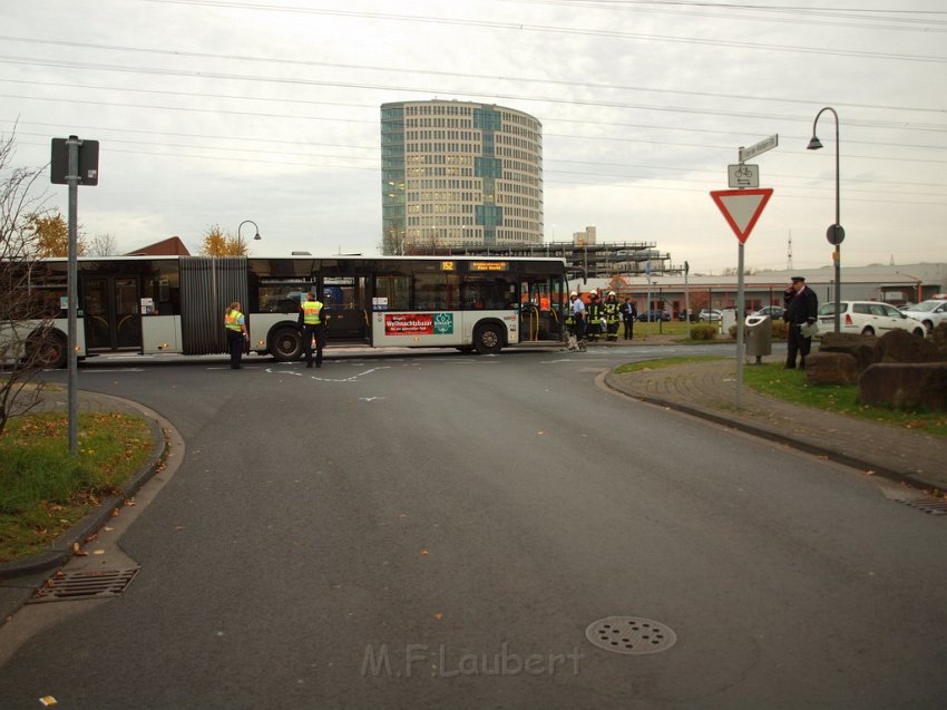 VU KVB Bus PKW Koeln Porz Gremberghoven Neuenhofstr Edmund Rumplerstr P069.JPG